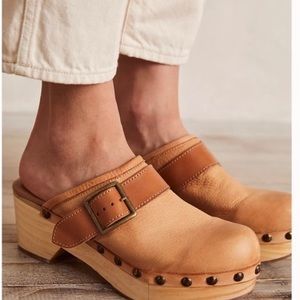 New in Box- FREE PEOPLE Culver City Clogs, Camel Slip On Wooden Platform Buckle